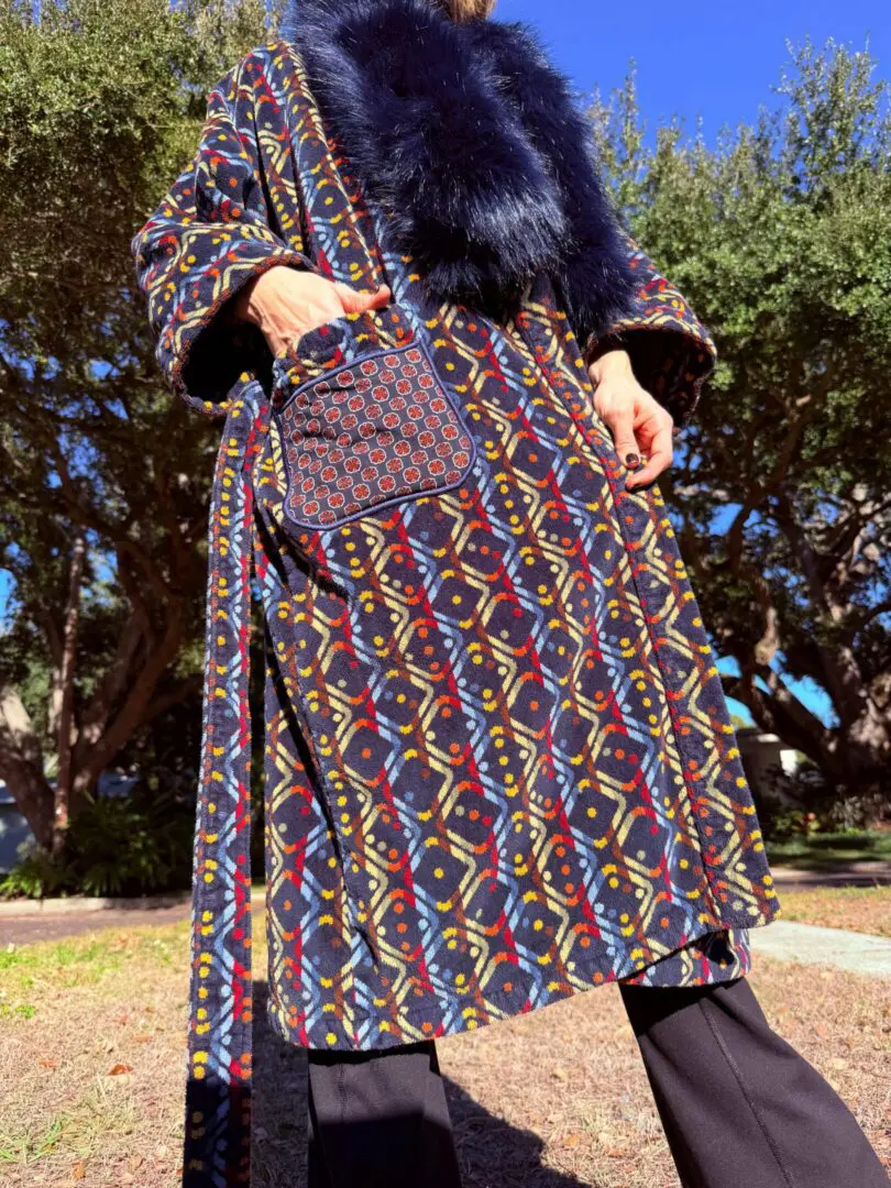 Patterned coat with navy fur collar and purse